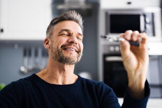 Vape dünyasında sıvı nikotin nerden alınır ve güvenli vape deneyimi için sıvı nikotinin önemi hakkında bilgi edinmek isteyenler için rehber
