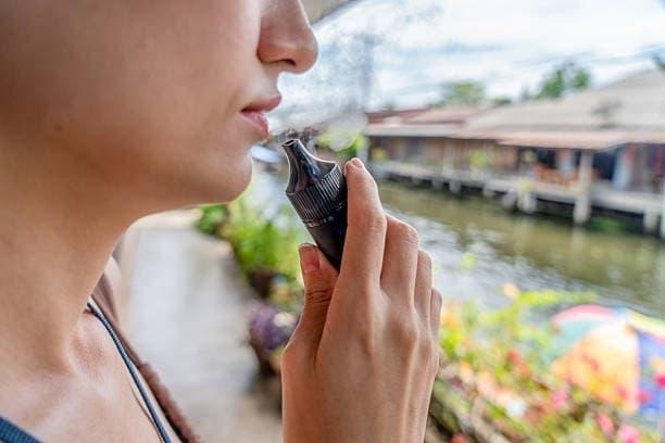 E-Cigaretta ve Aroma Likit Kullanımıyla Sağlıklı ve Lezzetli Deneyimler E-Cigaretta Dünyasında Aroma Likit Seçenekleriyle Fark Yaratın